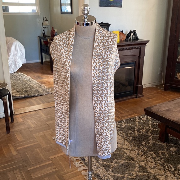 NWT Michael Michael Kors gorgeous scarf. So pretty and classic! - Picture 4 of 12